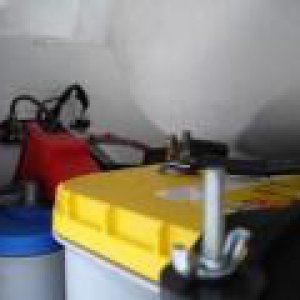 aft_battery_location_optima_blue_and_1_of_3_D31T_yellows.JPG