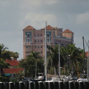 Old_Manatee_River_Hotel_as_seen_from_the_river_7-16-2009.jpg