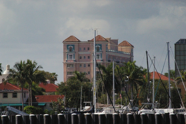 Old_Manatee_River_Hotel_as_seen_from_the_river_7-16-2009.jpg