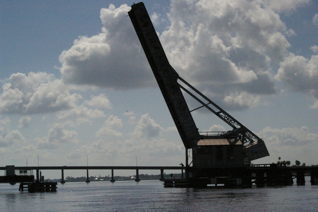 Railroad_Bridge_on_Manatee_River_07-16-2009.jpg